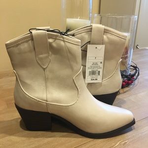NWT Universal thread western bootie